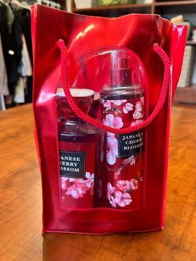 Bath & Body Works Japanese Cherry Blossom Gift Set - Red